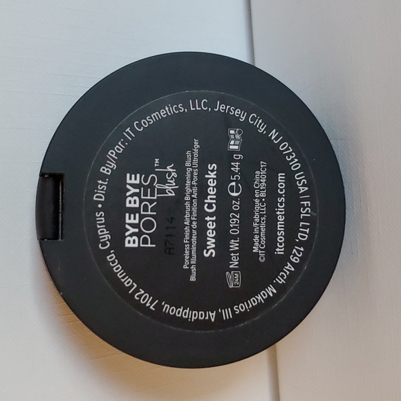 IT COSMETICS Bye Bye Pores Blush in Sweet Cheeks - Picture 3 of 3